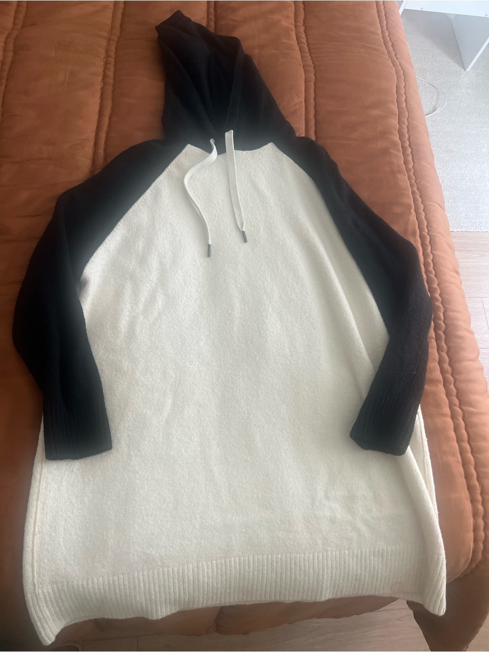 Alice and Olivia Women’s Black & Cream Hooded Sweater Dress size M